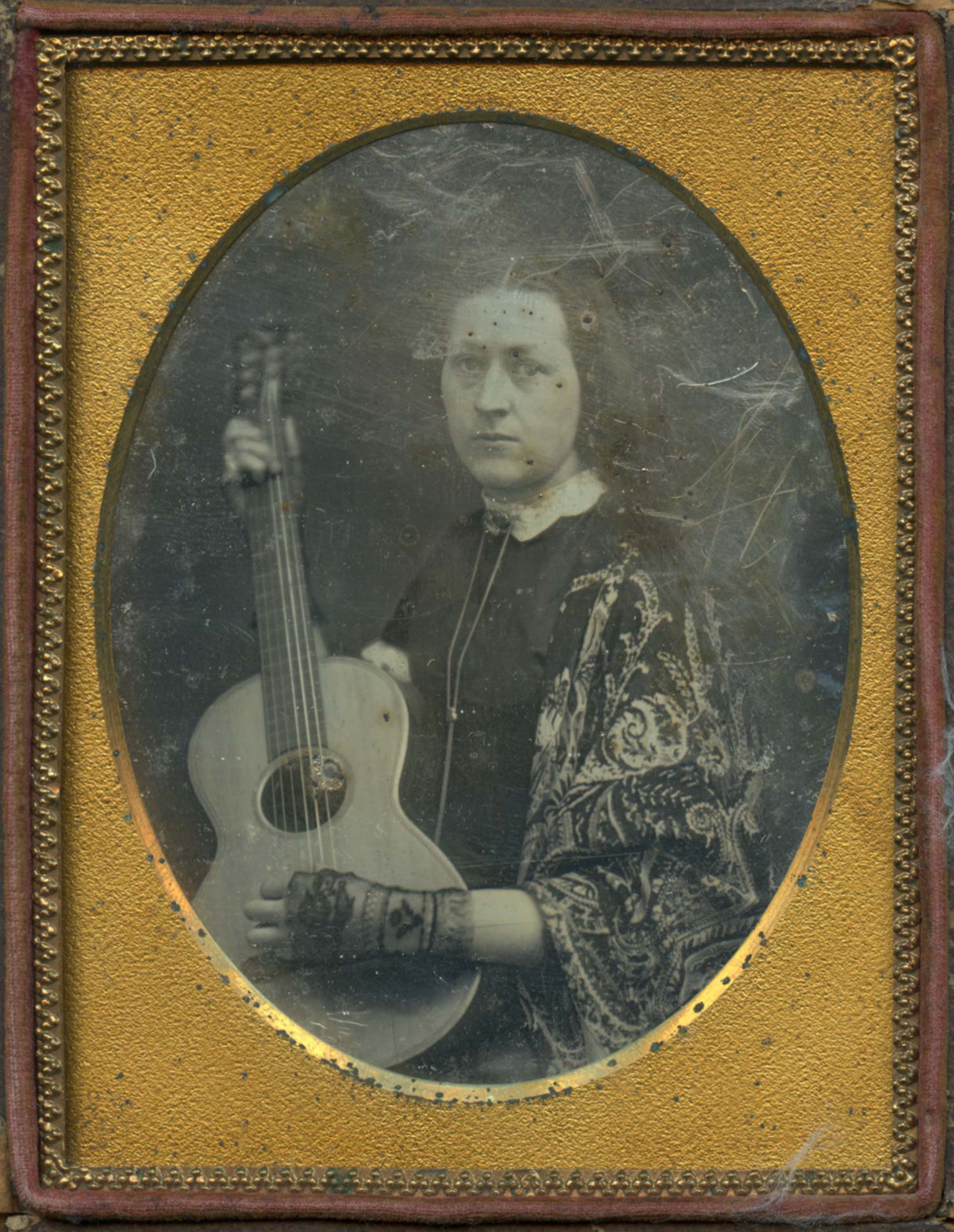 An old black and white photo of a Madame Dolores de Go&ntilde;i holding a guitar