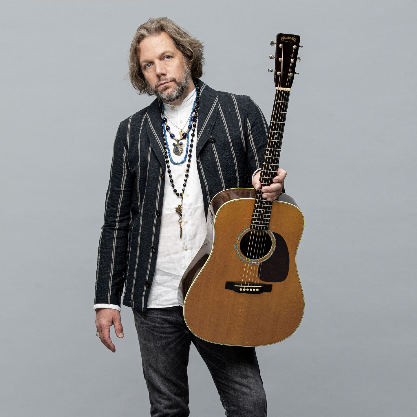 Rich Robinson holding a D-28